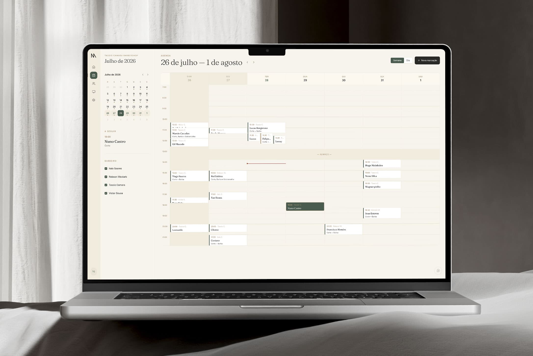 Agenda semanal do KeptMemo aberta num portátil